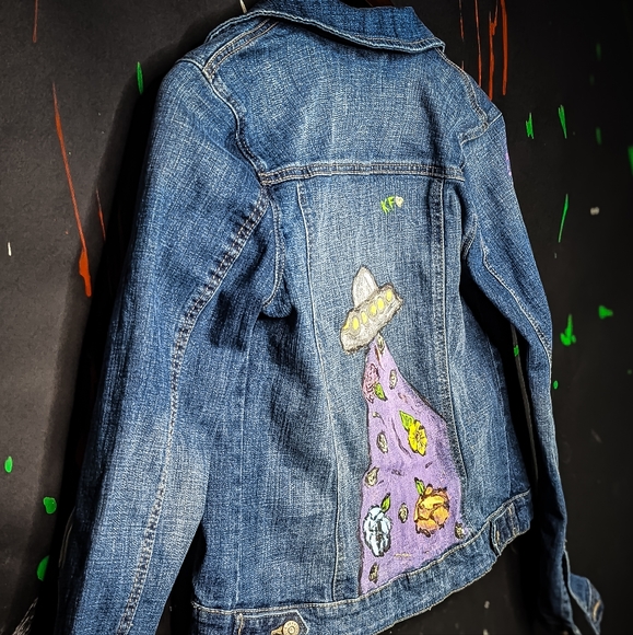 Intergalactic Beauty - UFO & Flowers hand painted, upcycled, denim jacket Size S - Picture 2 of 5